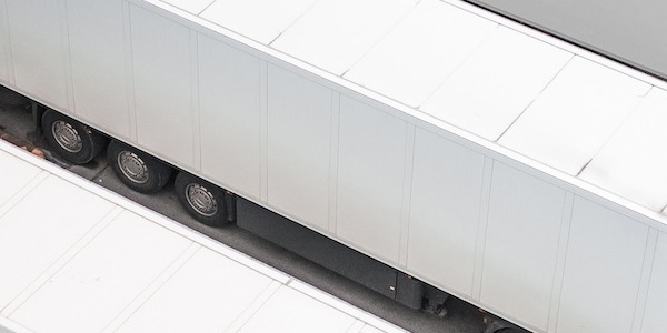 Odblaski dla ciężarówek – funkcje lamp kontrolnych