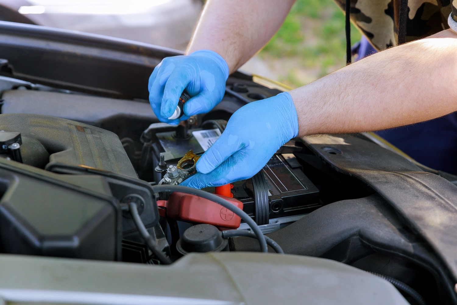 Zaciski akumulatora dla samochodów offroad – podstawowe funkcje