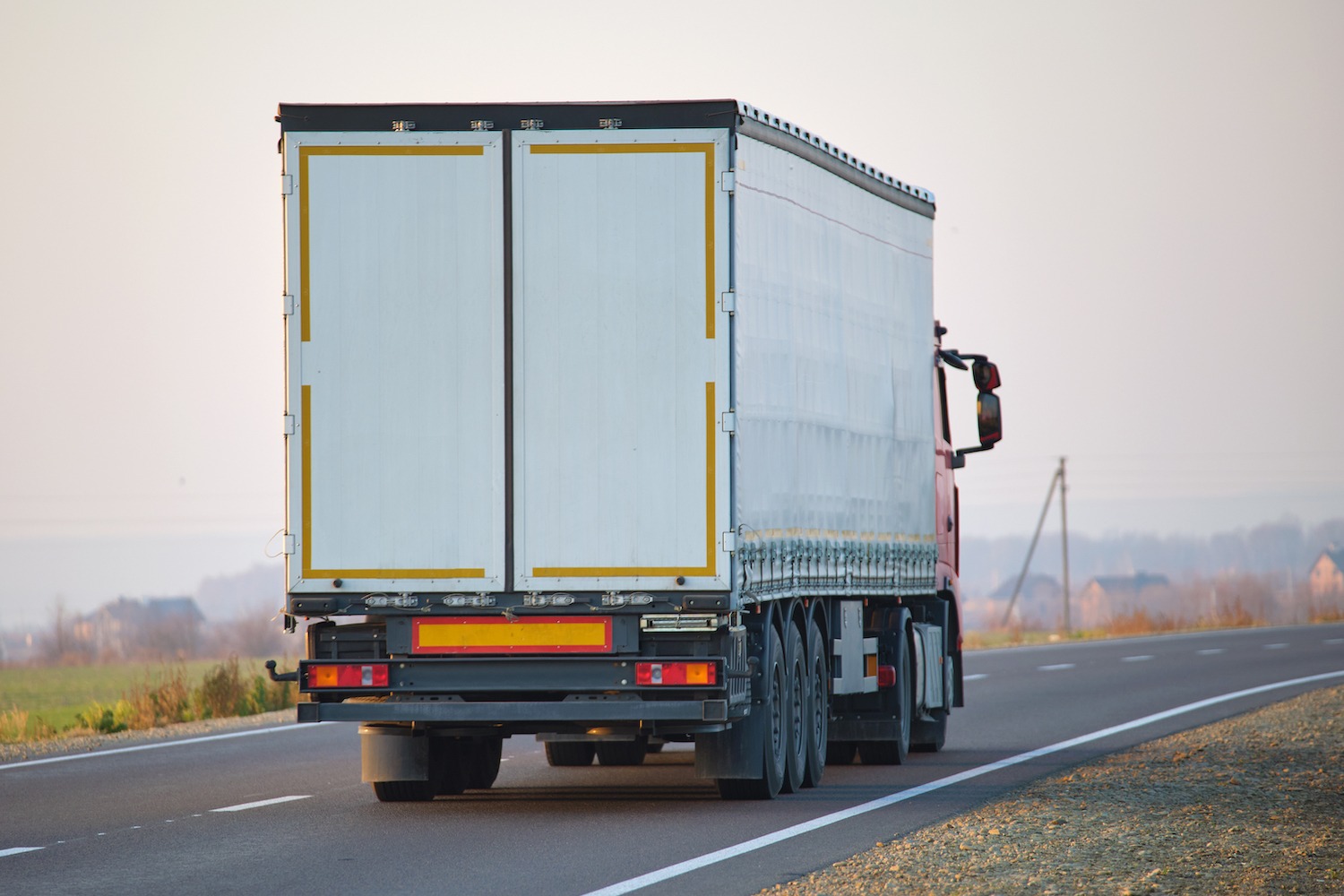 Odblaski dla ciężarówek – bezpieczeństwo w ruchu drogowym